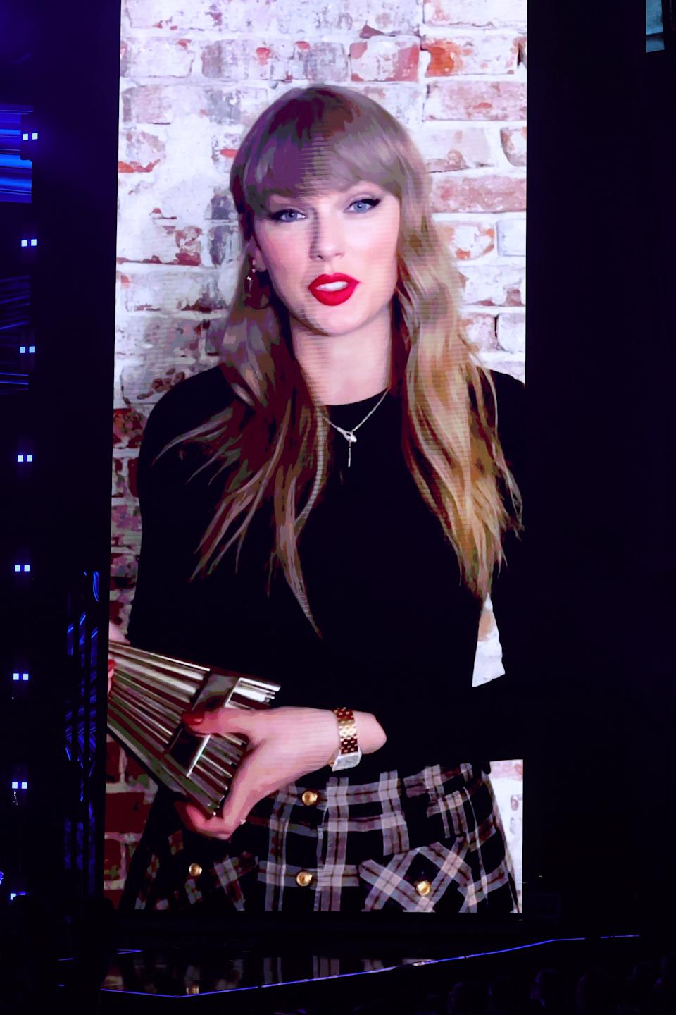 taylor-swift-snake-diamond-necklace-7396.jpeg